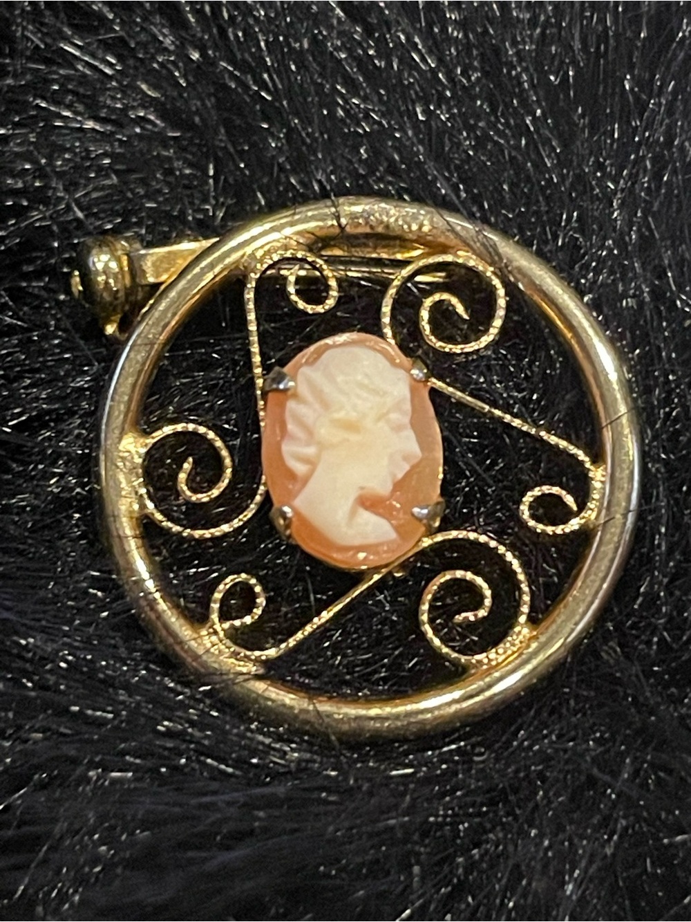 Vintage GF Signed Ekeland Cameo Circle Wreath Small Pin #8919